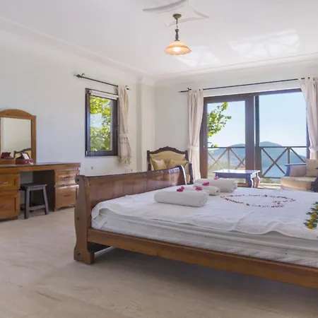 6 Bedroom Vila *