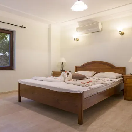 6 Bedroom Vila *