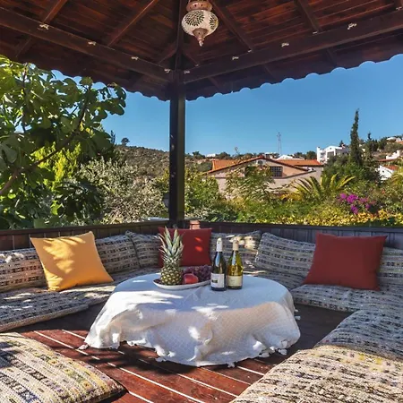 6 Bedroom Vila *
