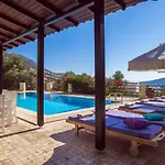 6 Bedroom Villa