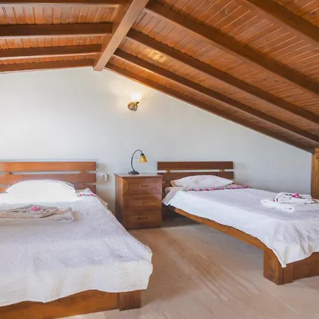6 Bedroom *